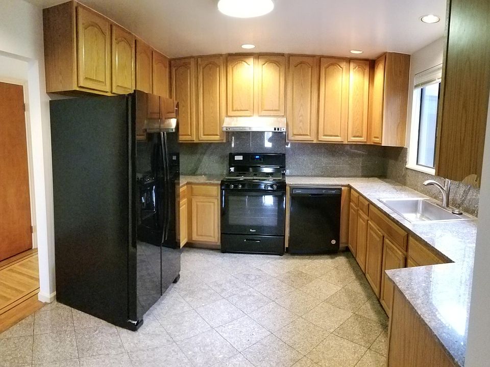 1st image of 829 27th Ave