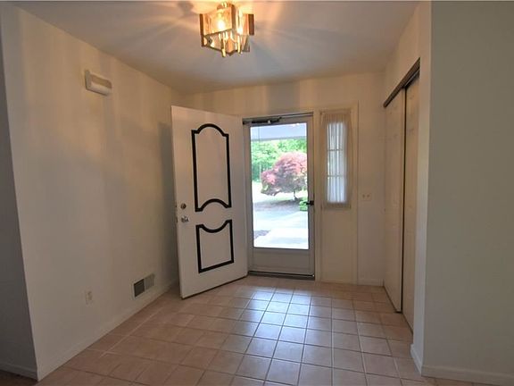 2nd image of 1240 Stafford Cres