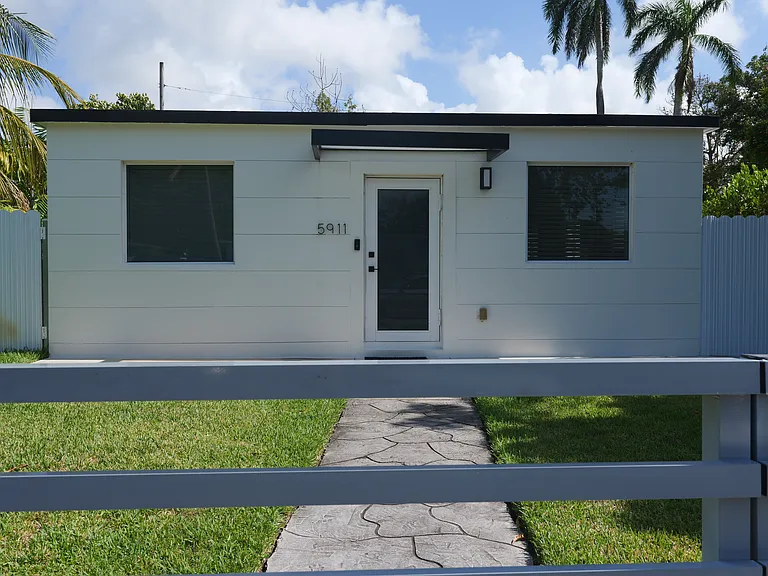 5911 SW 62nd Ter — Photo 1