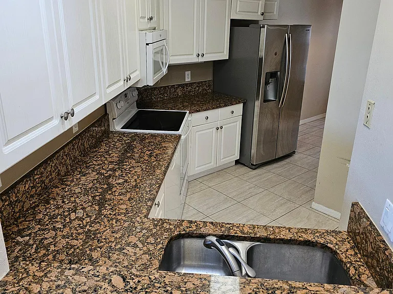 6560 Huntington Lakes Cir #101 — Photo 31