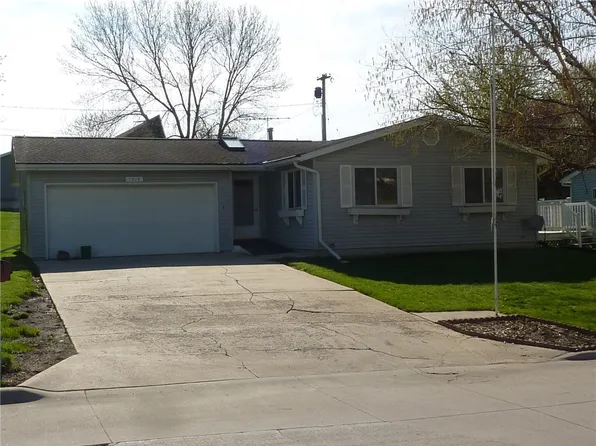 1515 Rainbow Dr, Belle Plaine, IA 52208