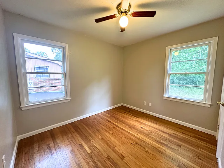 916 Delmar Dr — Photo 13