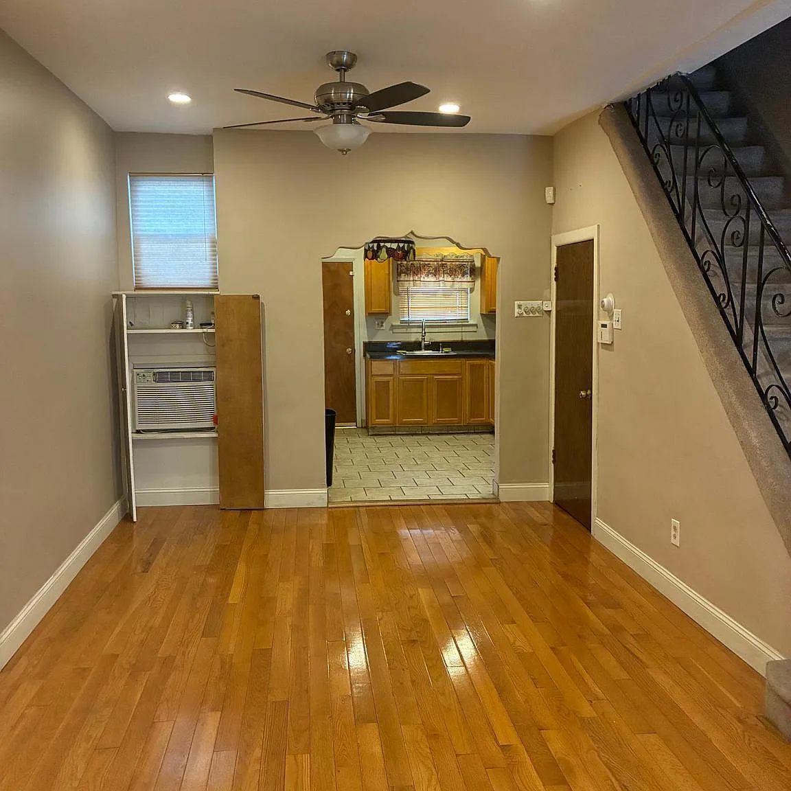 3 bed, 1.0 bath, 1056 sqft, $1,800 — Photo 1