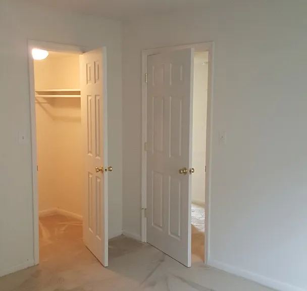 Chateau Orleans Apartments — Photo 53
