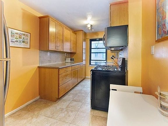3rd image of 385 Grand St APT L1405