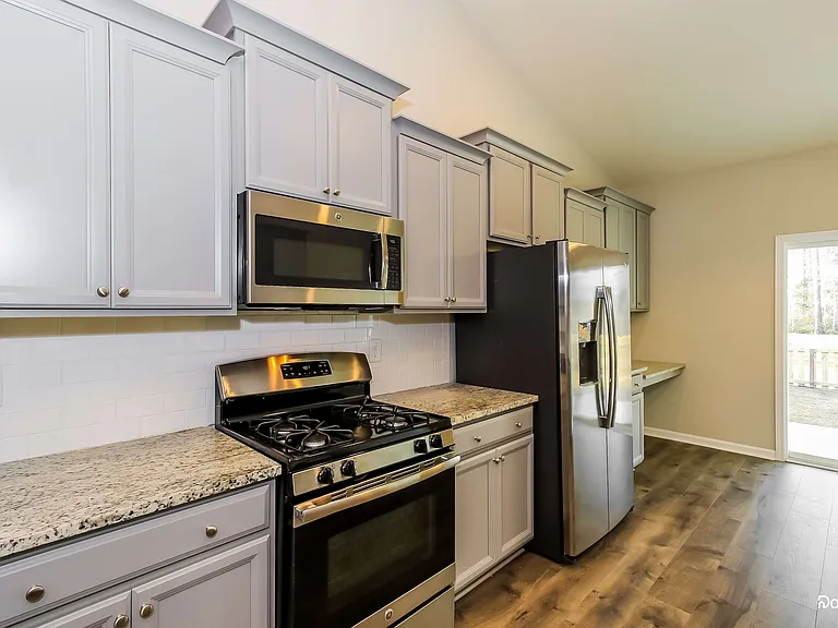 697 Redbud Ln — Photo 4