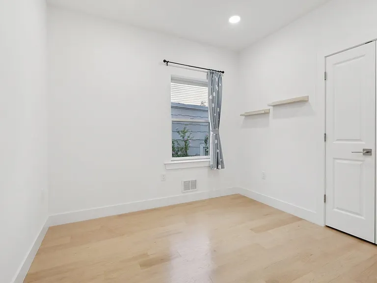 131 Zabriskie St — Photo 25
