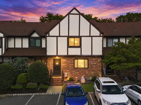 6 Devonshire Ct, Ewing, NJ 08628