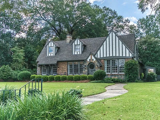 889 Peachtree Dr photo 1
