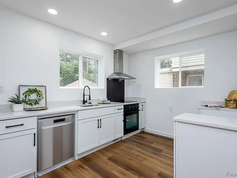 2744 Lawrence St — Photo 12