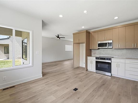 5th image of 204 NW Orchard Ct