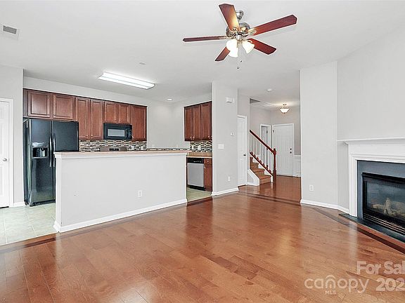 4th image of 2313 Calabassas Ln
