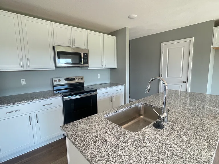 1722 N Hawthorne Pl — Photo 4