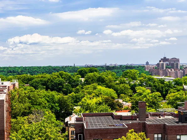 3935 Blackstone Avenue image 7 of 17