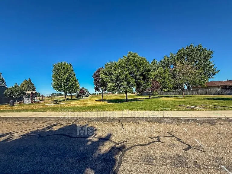3420 N Oakstone Ave — Photo 42