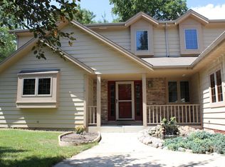 4565 S River Ridge Blvd, Greenfield, WI 53228