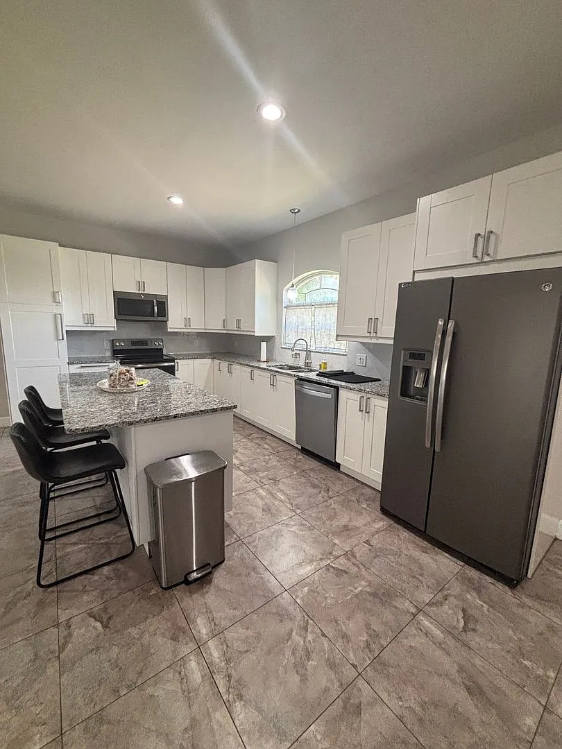 non deed restricted Single Family Home with fenced yard. — Photo 4