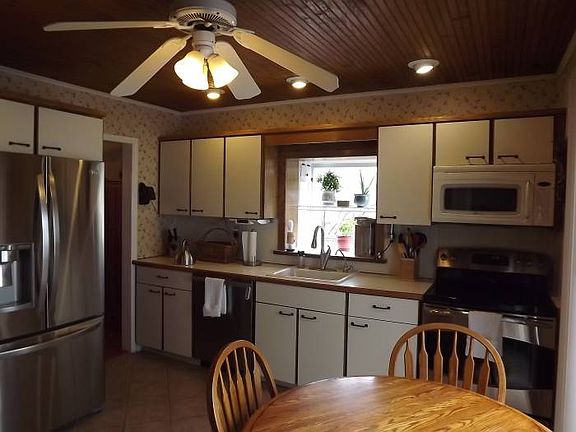 Eat in kitchen w/stainles