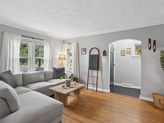 4th image of 809 10th St