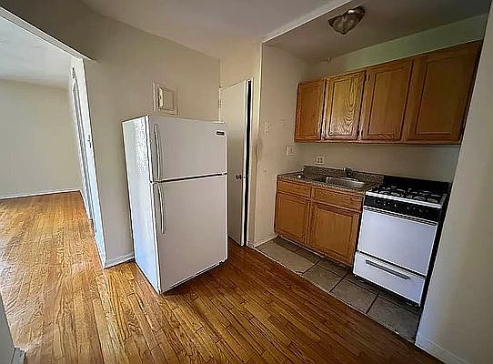 1st image of 2880 W 31st St #2F