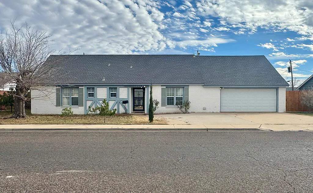 3 bed, 2.0 bath, 2164 sqft, $2,100 — Photo 1