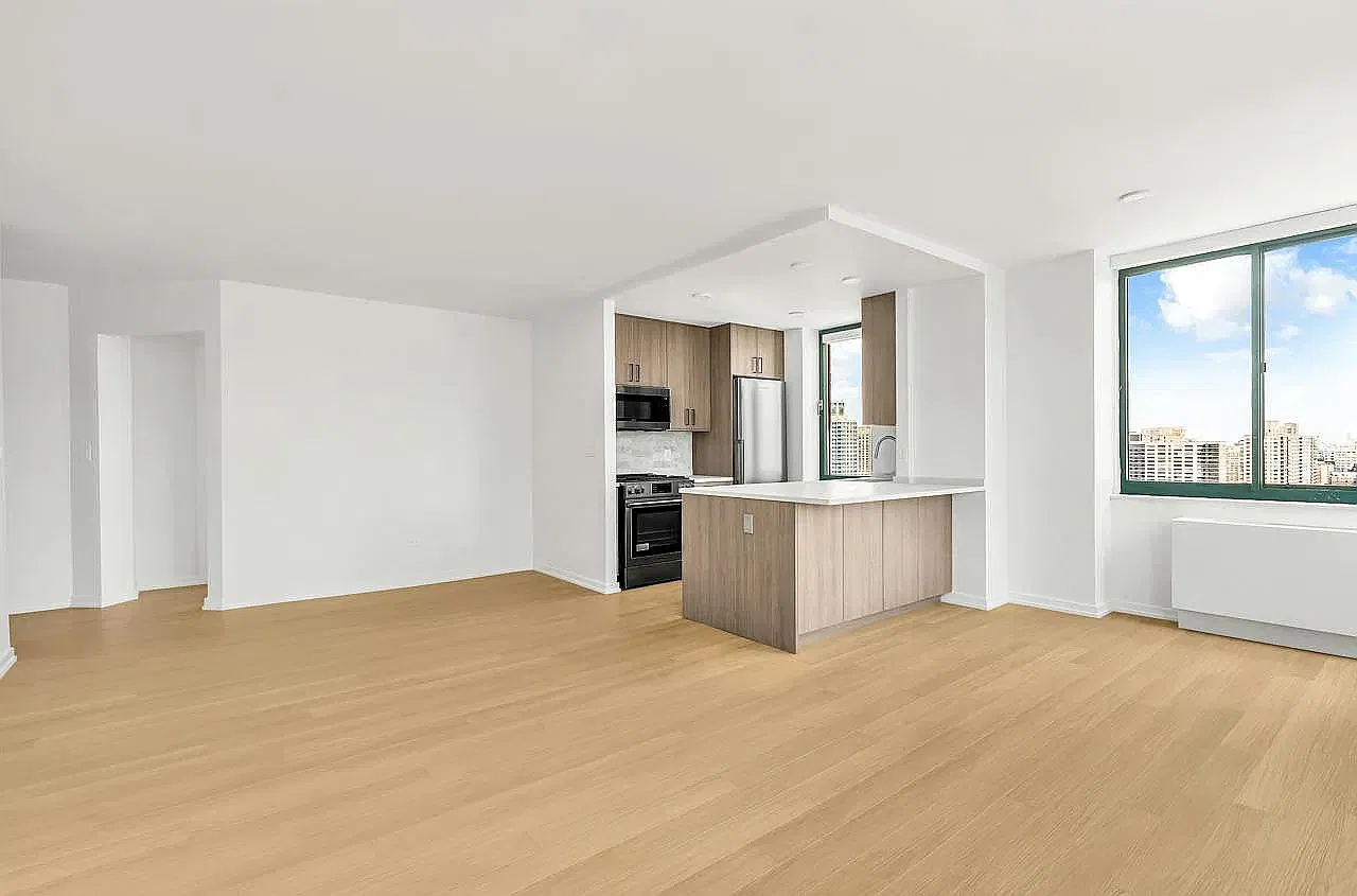 200 W 60th St — Photo 2