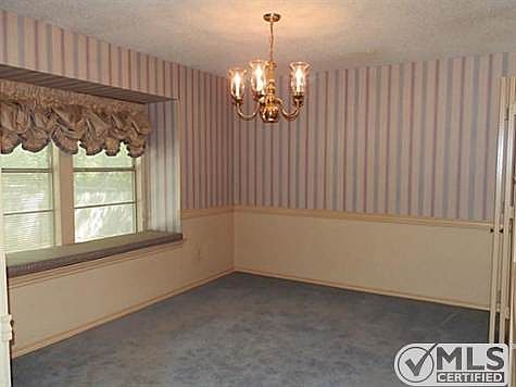 4th image of 928 Chateau Valee Cir