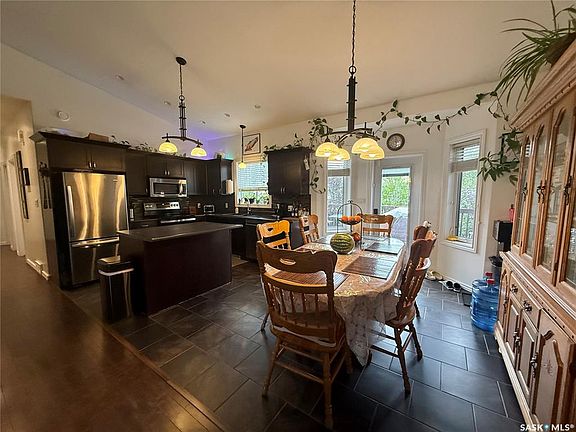 2nd image of 903 Sinotte CRESCENT