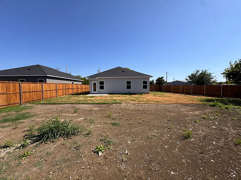 425 Luke St — Photo 2