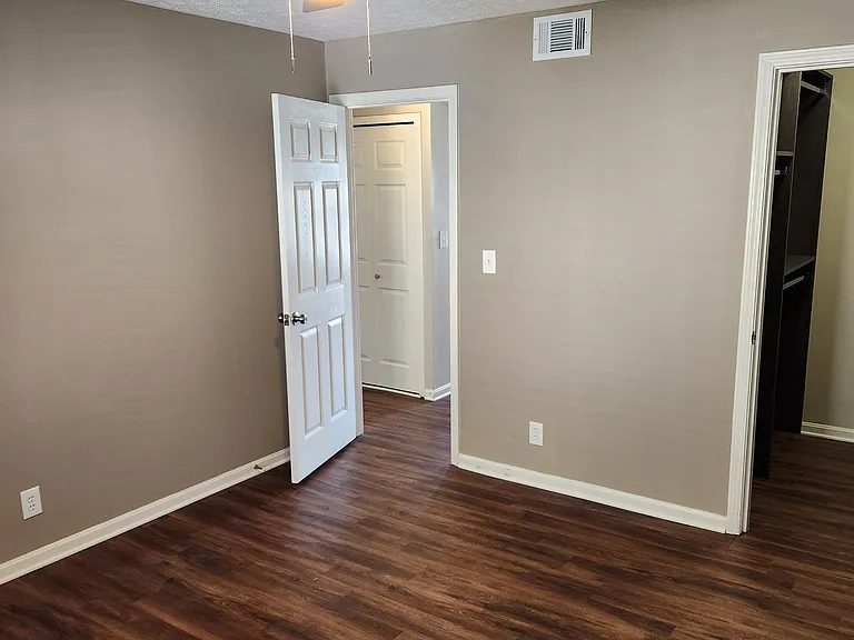 100 Forest Ct #4 — Photo 8