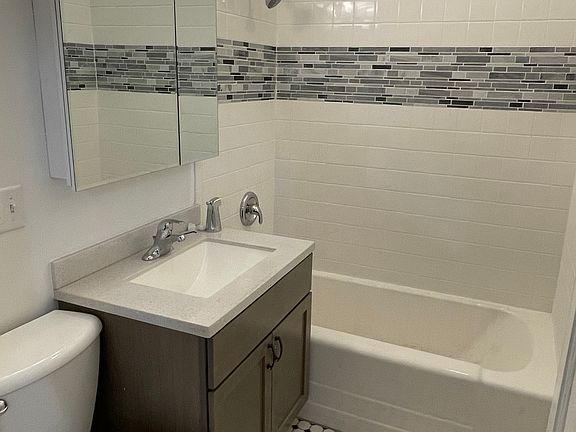 3rd image of 1719 W Farragut Ave #2