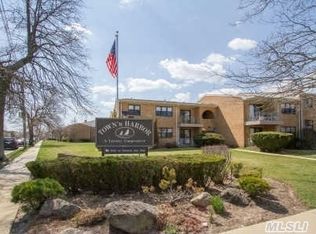 51 Hampton Pl APT 17C, Freeport, NY 11520