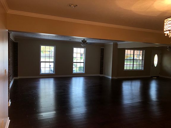 3rd image of 3509 Camellia Cir