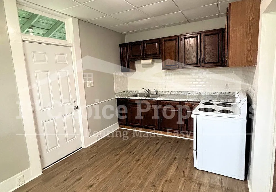302 East Coffee Street A Talladega, AL 35160 - 1 — Photo 4