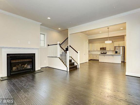 4th image of 22703 Broadway Ave