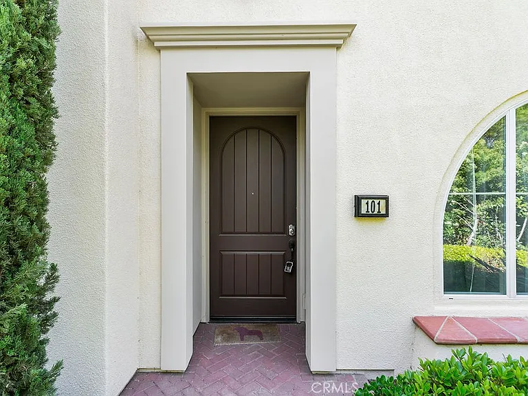 101 Thornhurst — Photo 3