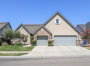 521 W Warwick Ave, Clovis, CA