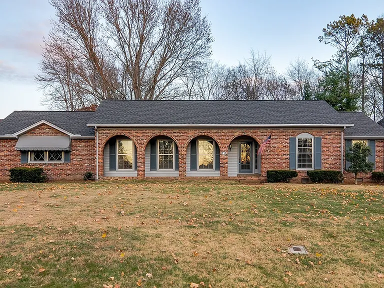 111 Arlington Pl — Photo 1