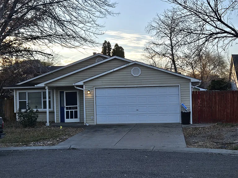 255 W Gloucester Cir — Photo 1