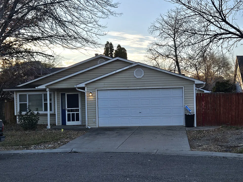 255 W Gloucester Cir
