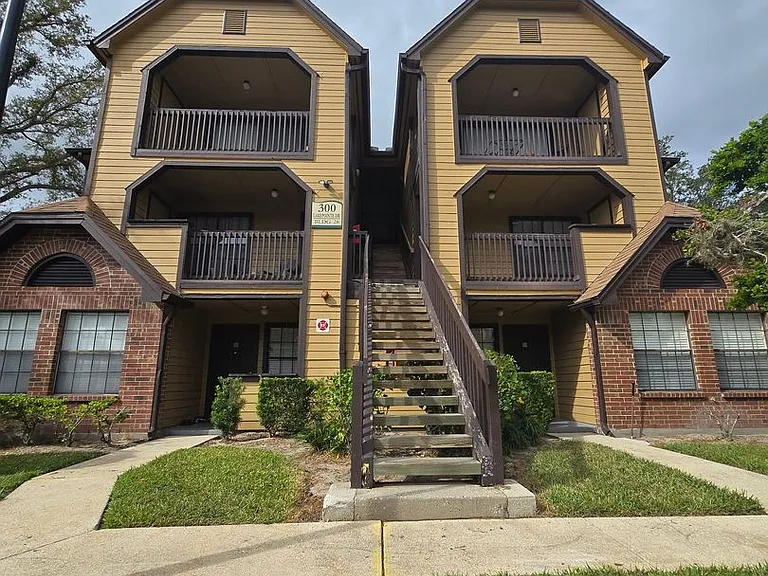 300 Lakepointe Dr #204 — Photo 2
