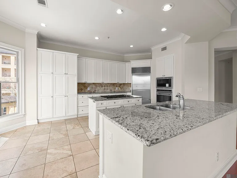 998 Stanford Ave #303 — Photo 7