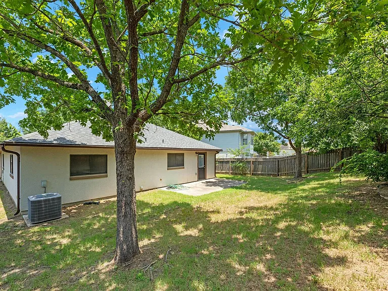 705 Catumet Dr — Photo 25