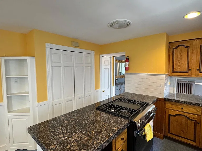67 Clarendon Ave — Photo 2