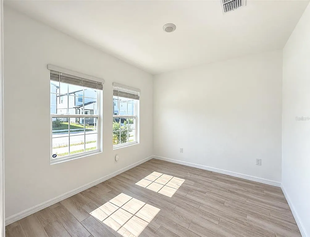 4 bed, 2.5 bath, 2420 sqft, $2,690 — Photo 4