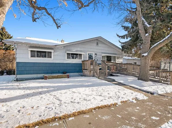 2616 W 22nd St NW, Calgary, AB T2M 3X1