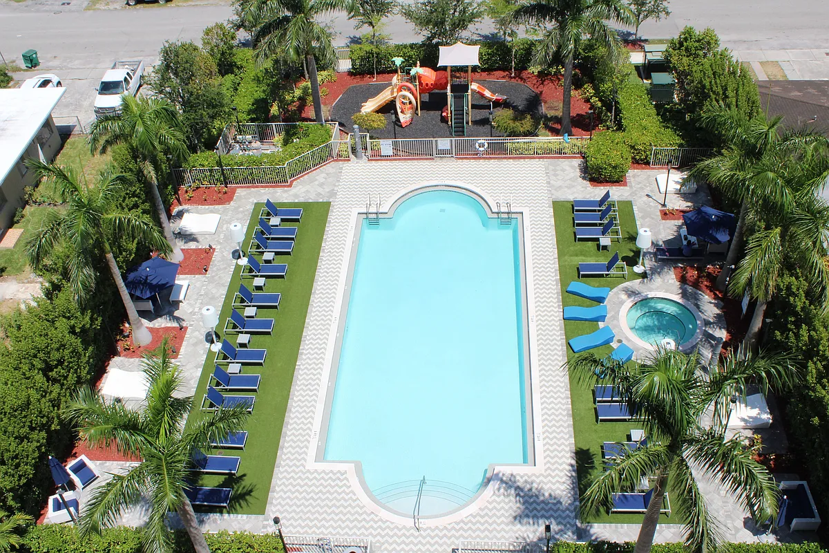 Sparkling Pool and Jacuzzi - Gables 37 Grand