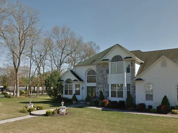 27 Bergers Ct E, Yaphank, NY 11980