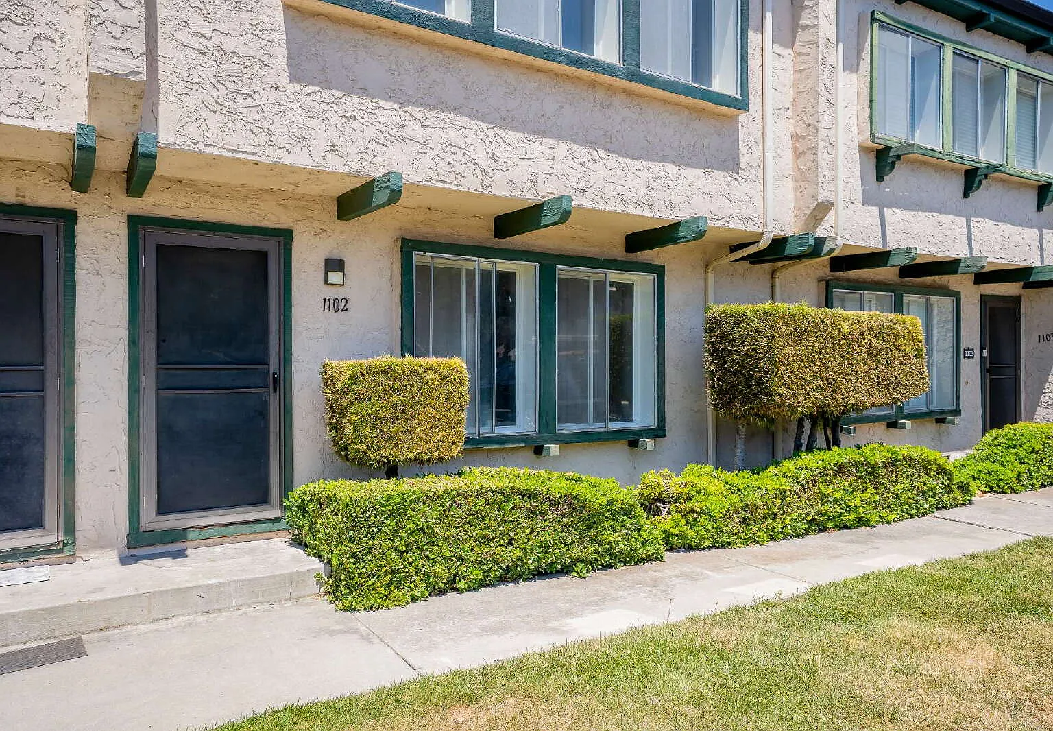2 bed, 2.5 bath, 1300 sqft, $3,750 — Photo 3
