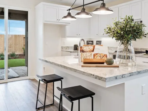 2553 Vineyard St, Hanford, CA 93230